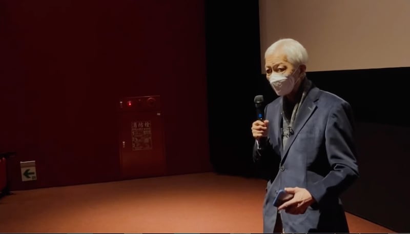 移居台湾香港作家李怡25日在台北《时代革命》放映会致词。(台湾边城青年提供)